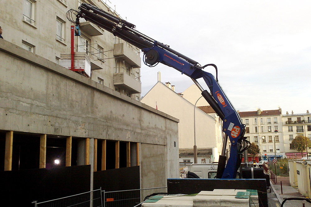 Camion auto-déchargeable - Livraison en zone urbaine