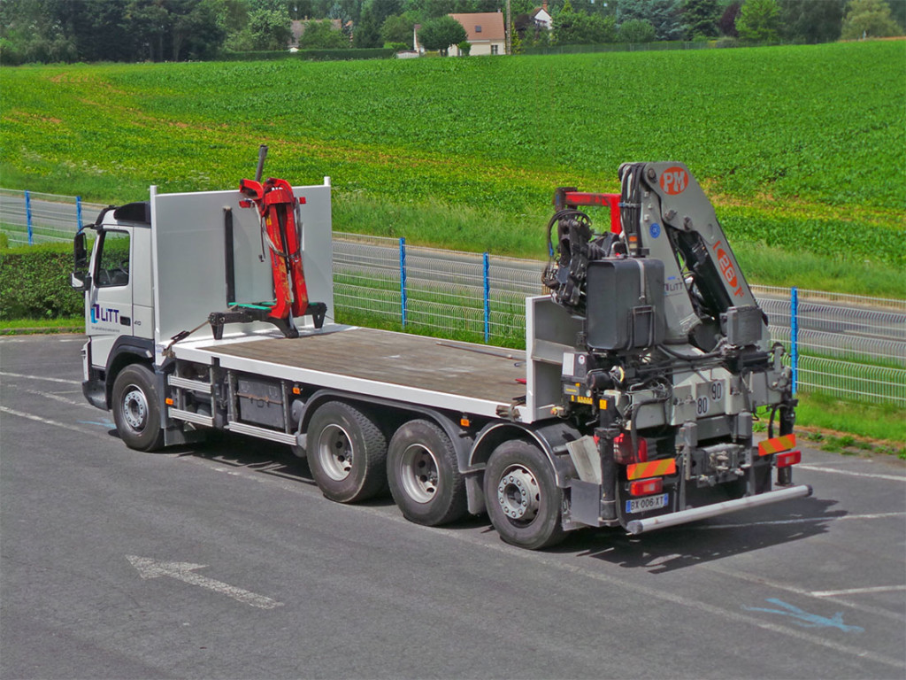 Camion plateau grue