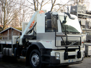 Camion porte-fer avec grue